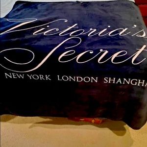 Sold. 🎀gorgeous black throw🎀